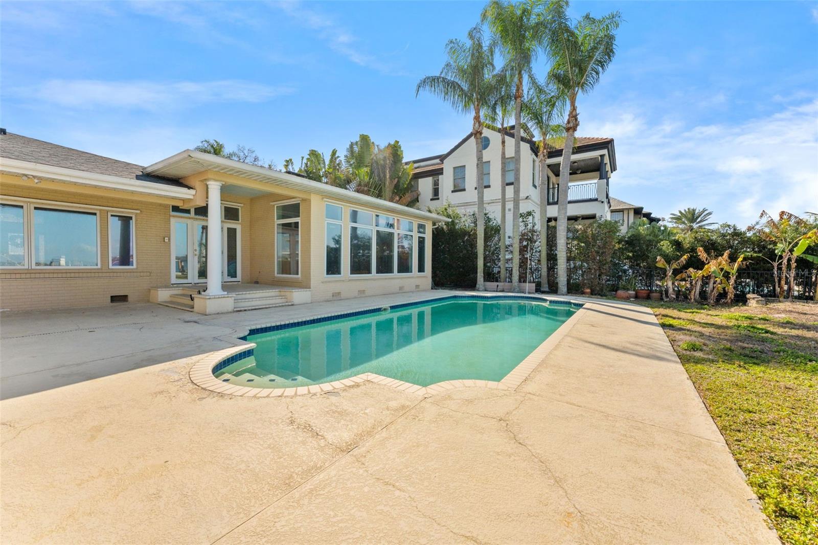 Listing photo id 20 for 62 Adalia Avenue