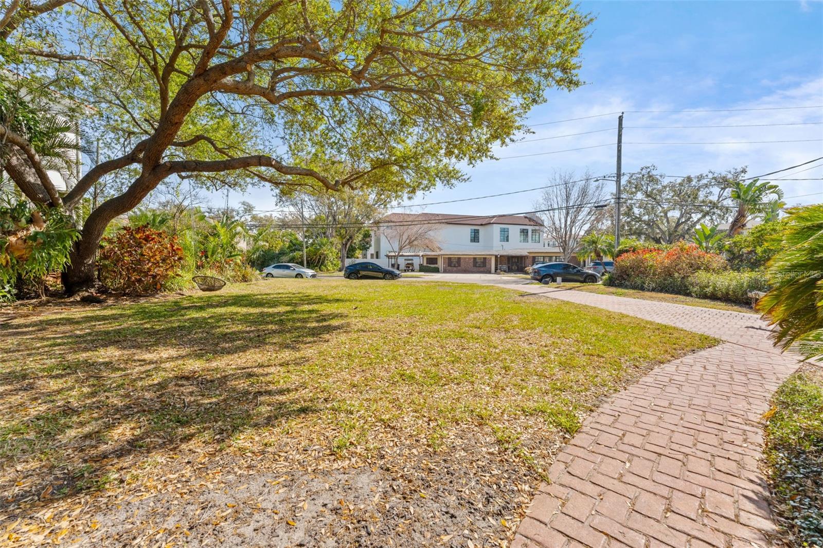 Listing photo id 24 for 62 Adalia Avenue