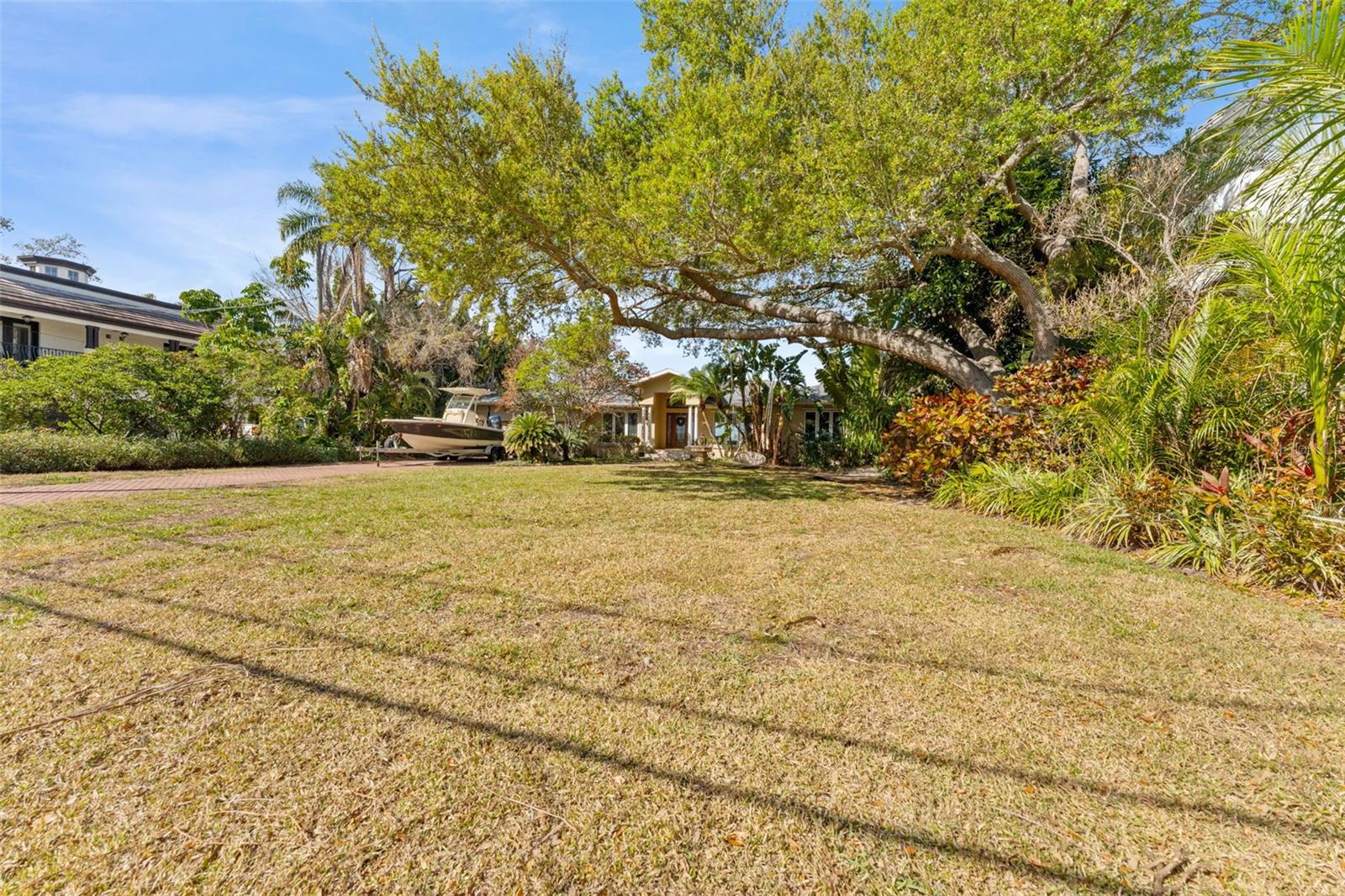 Listing photo id 3 for 62 Adalia Avenue