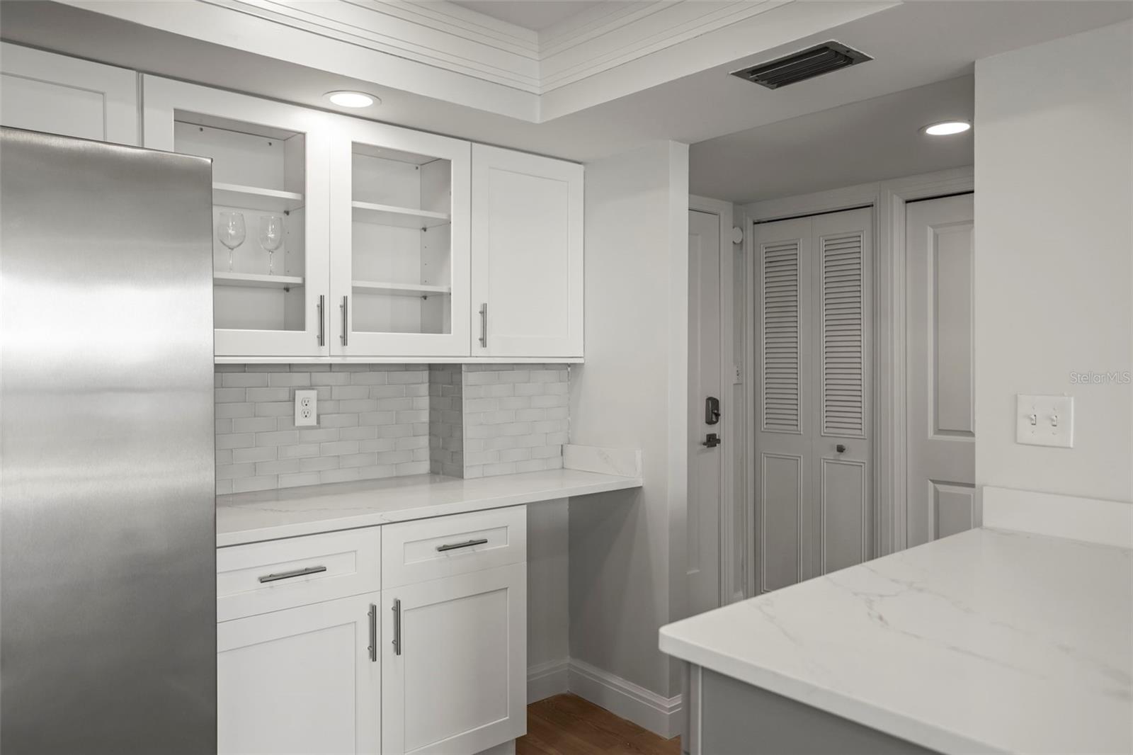 Image 10 of 63 For 400 Island Way 602