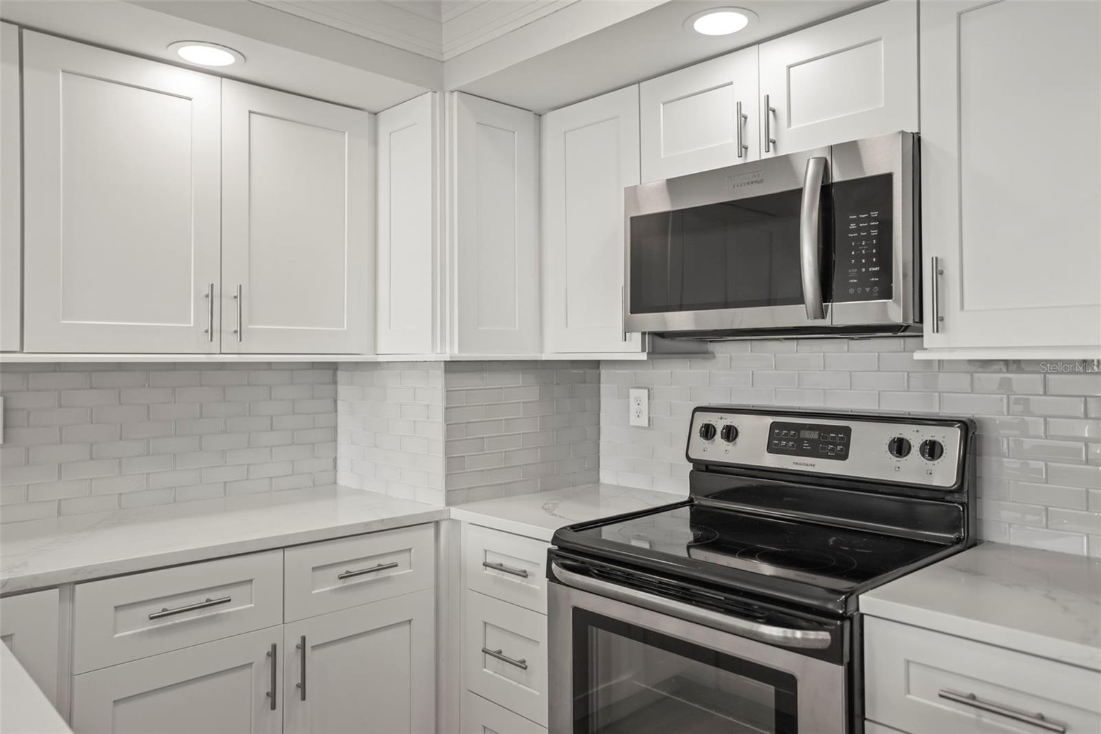 Image 11 of 63 For 400 Island Way 602