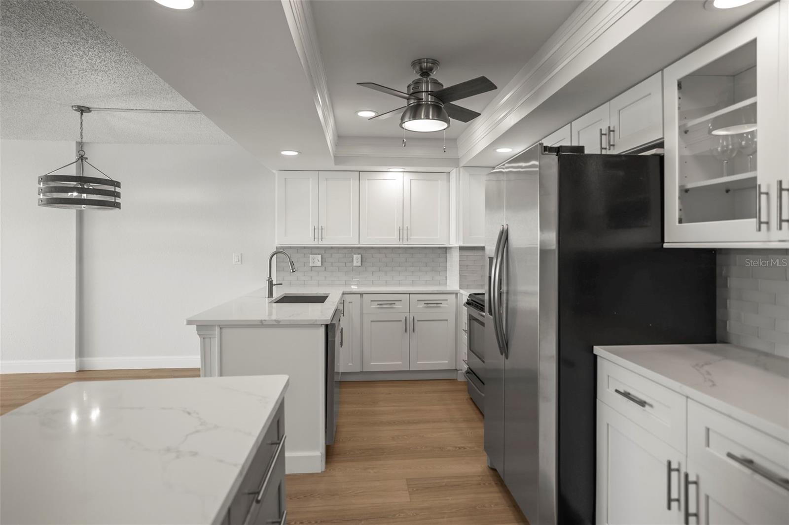 Image 12 of 63 For 400 Island Way 602