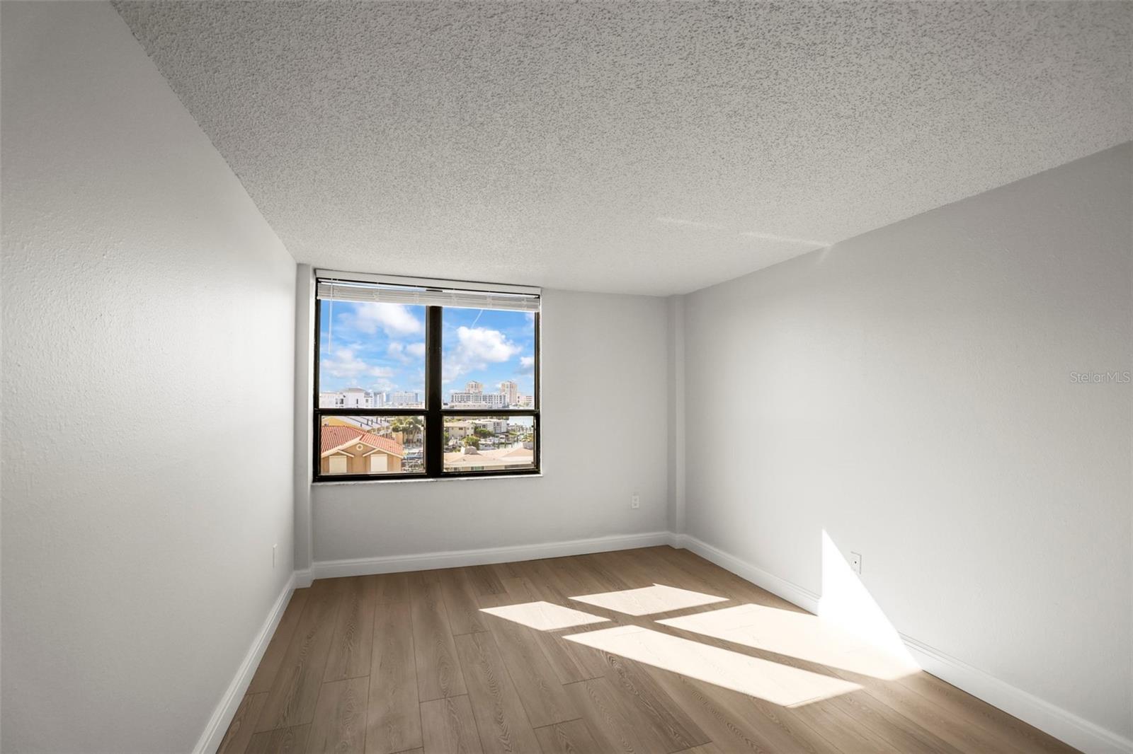 Image 19 of 63 For 400 Island Way 602