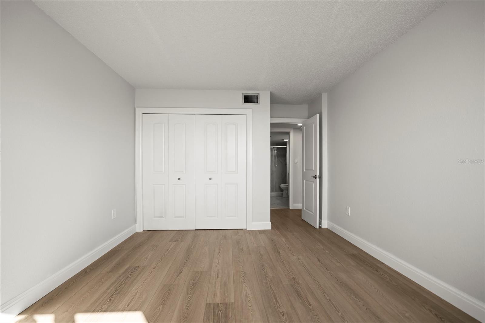 Image 20 of 63 For 400 Island Way 602