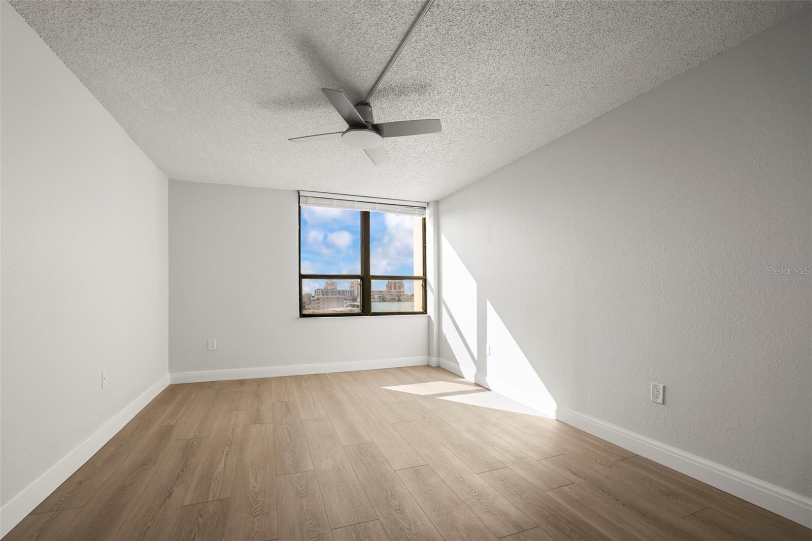 Image 24 of 63 For 400 Island Way 602