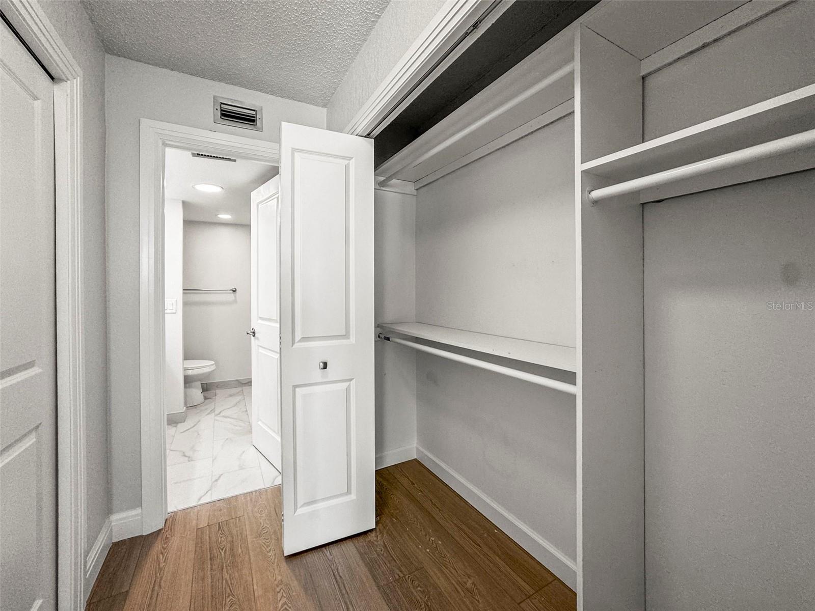 Image 26 of 63 For 400 Island Way 602