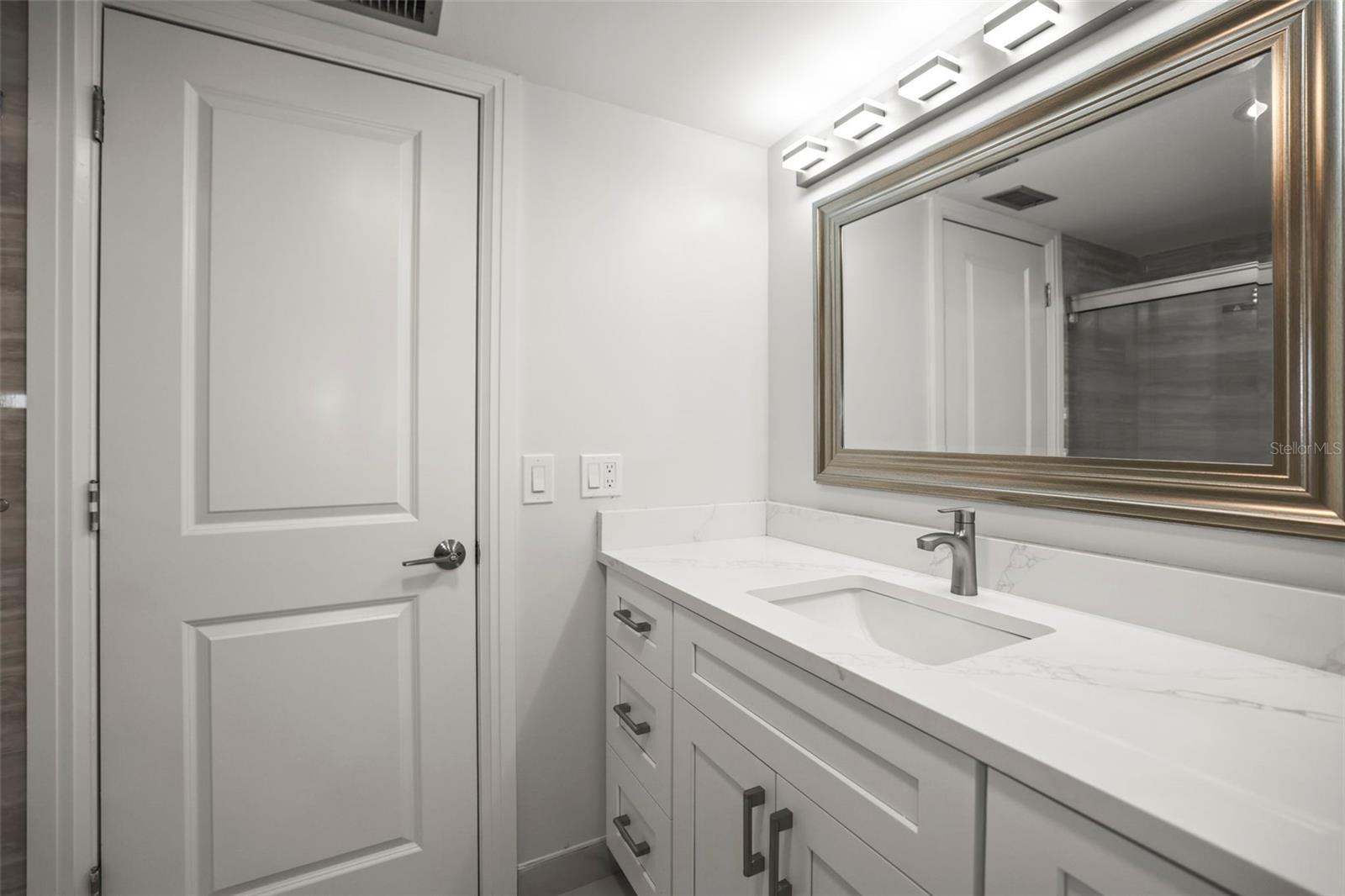 Image 28 of 63 For 400 Island Way 602