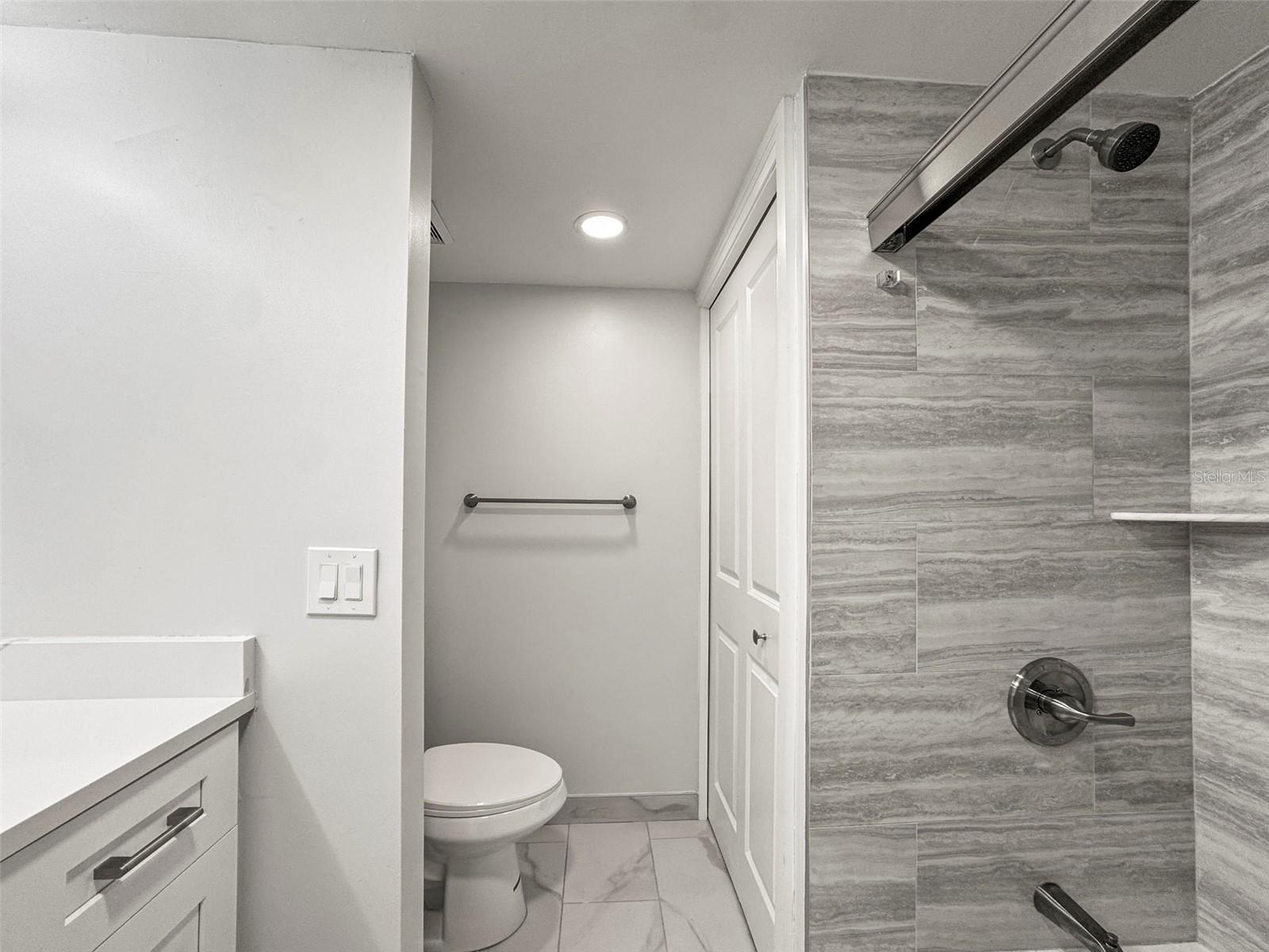 Image 29 of 63 For 400 Island Way 602