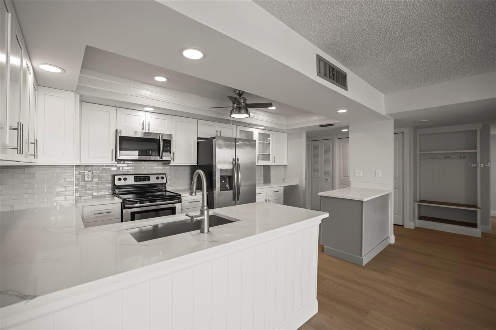 Image 5 of 63 For 400 Island Way 602