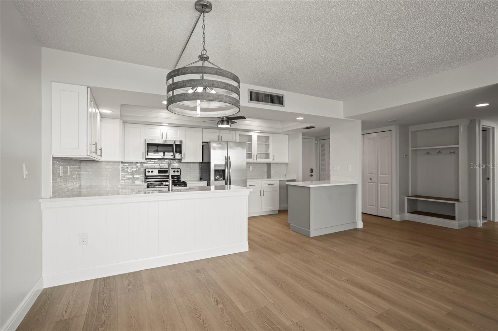 Image 6 of 63 For 400 Island Way 602