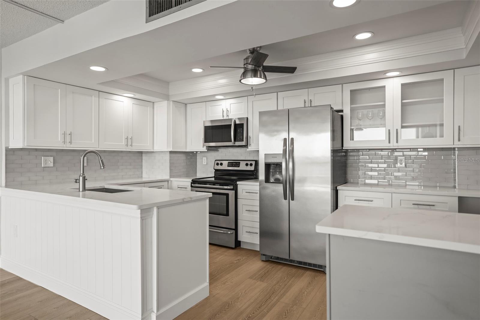 Image 7 of 63 For 400 Island Way 602