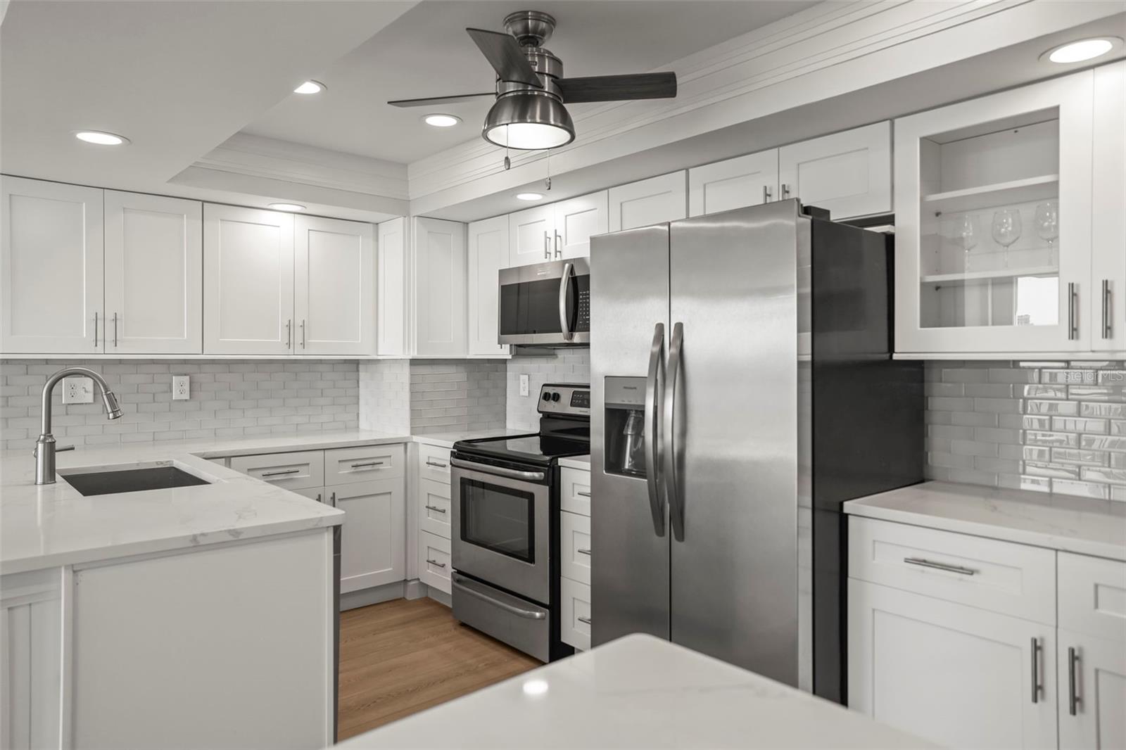 Image 8 of 63 For 400 Island Way 602