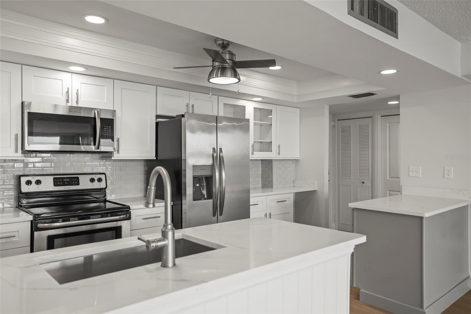 Image 9 of 63 For 400 Island Way 602