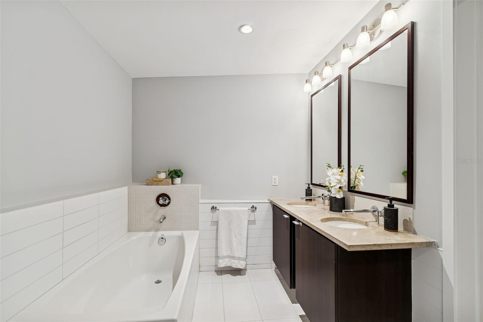 Listing photo id 22 for 111 12th Street 1402