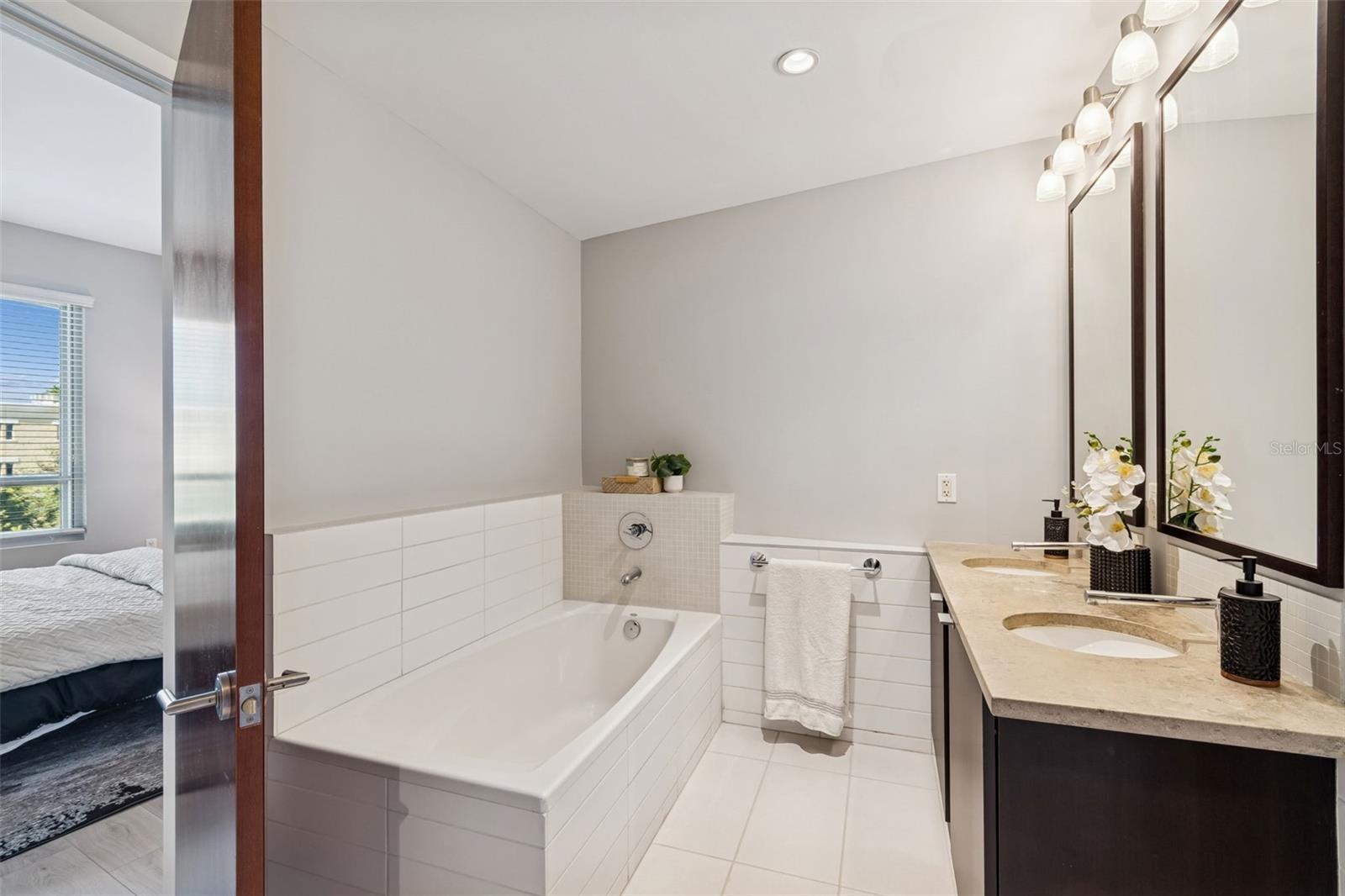 Listing photo id 24 for 111 12th Street 1402