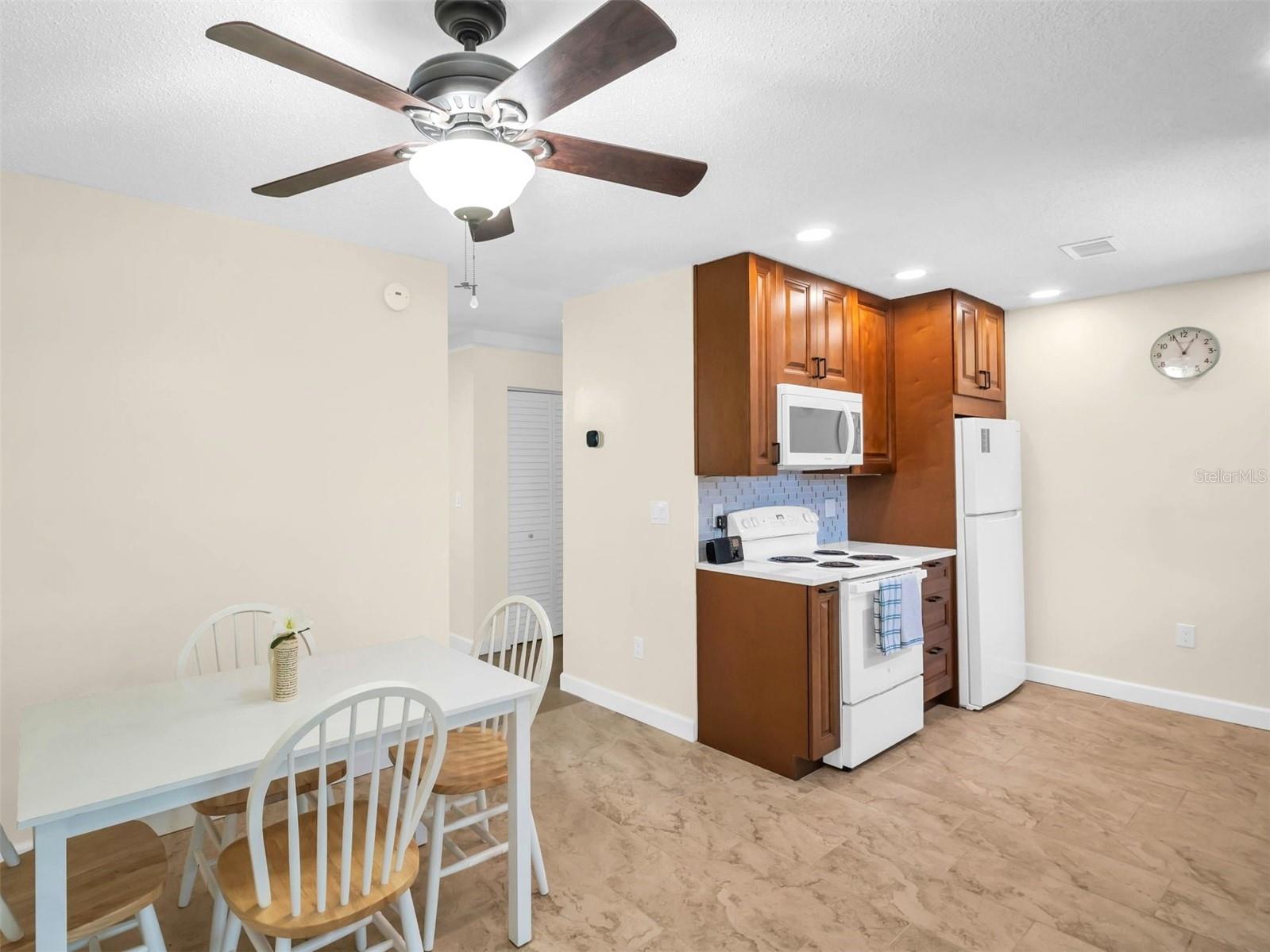 Listing photo id 9 for 1011 Coldstream Court