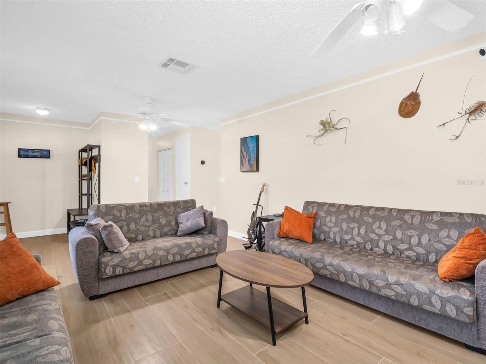 Listing photo id 3 for 1011 Coldstream Court