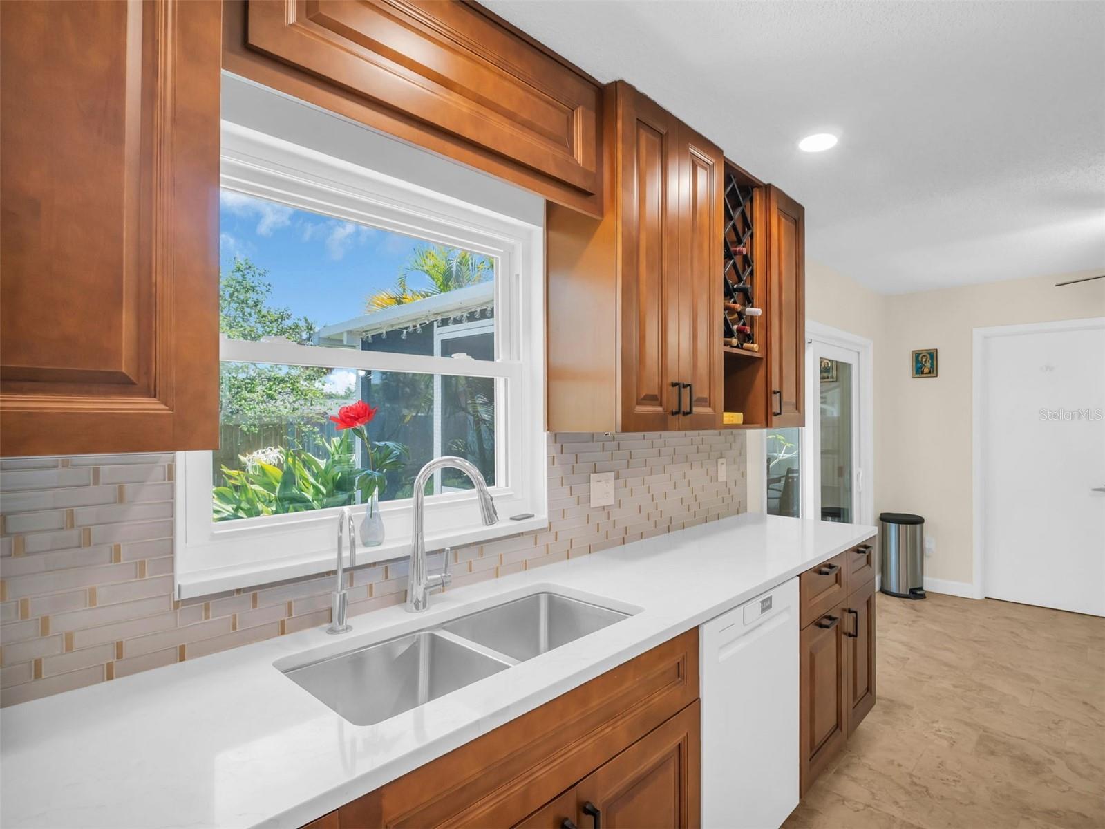 Listing photo id 7 for 1011 Coldstream Court