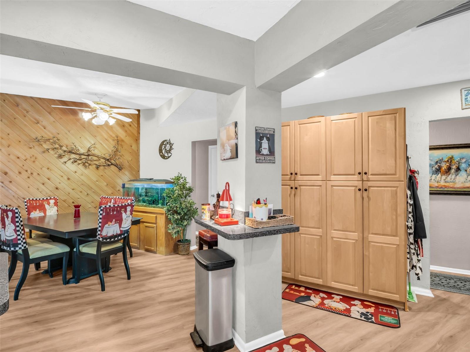 Listing photo id 8 for 3061 Alt 19  