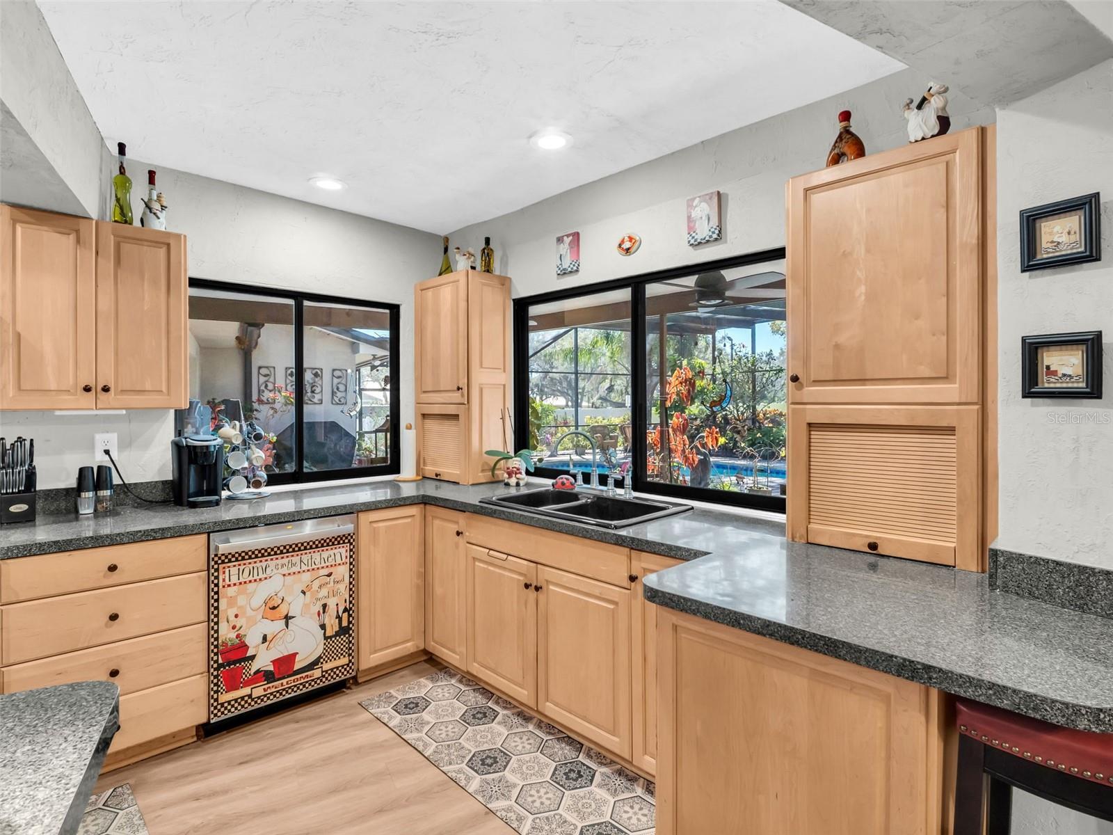 Listing photo id 10 for 3061 Alt 19  