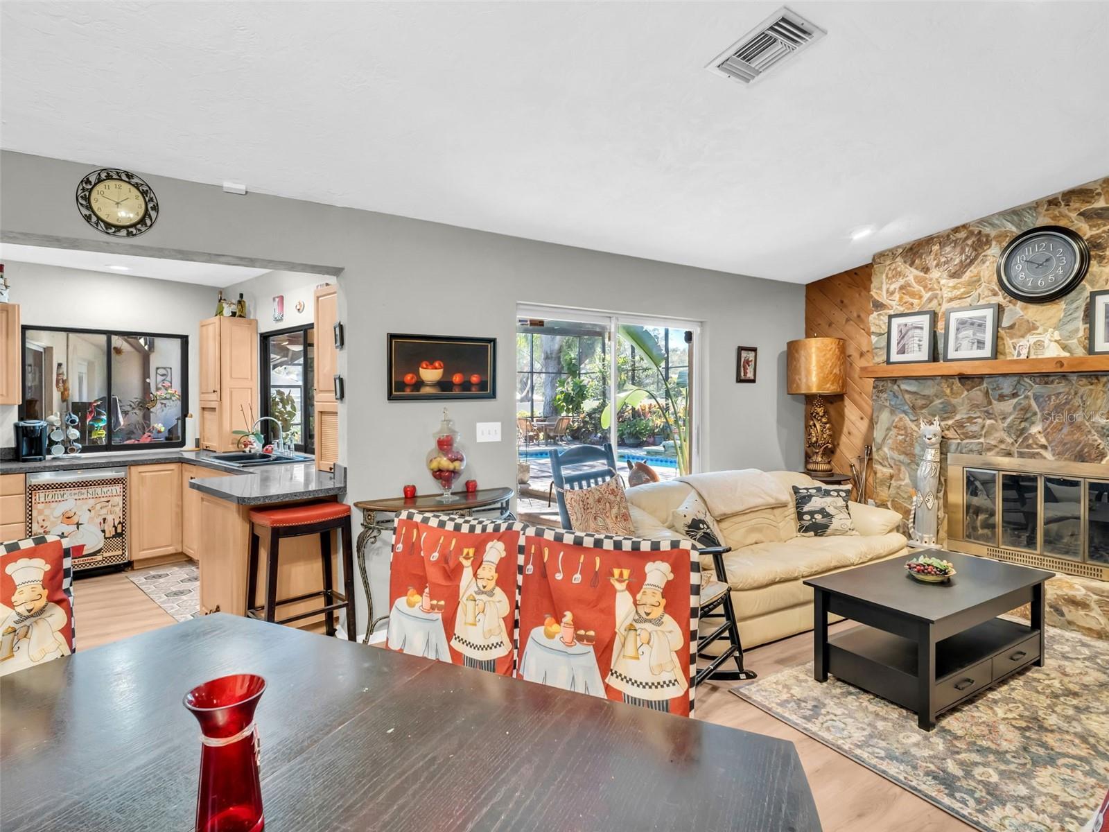 Listing photo id 15 for 3061 Alt 19  