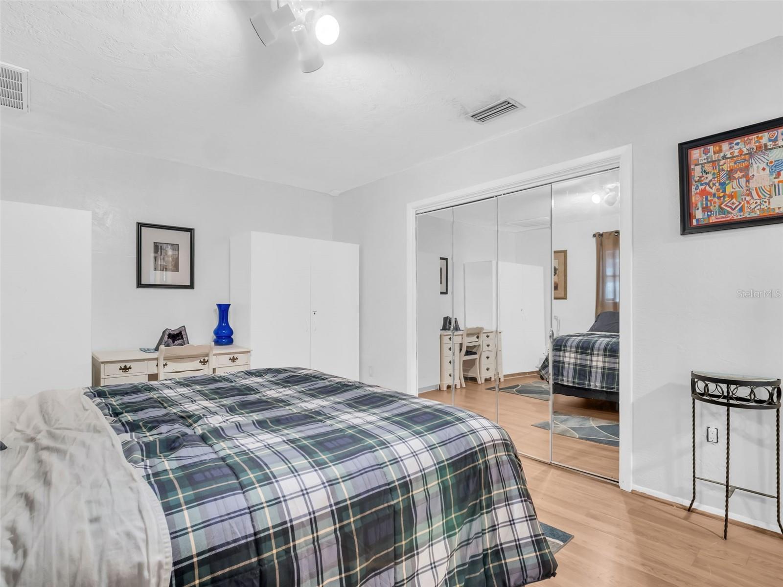 Listing photo id 33 for 3061 Alt 19  