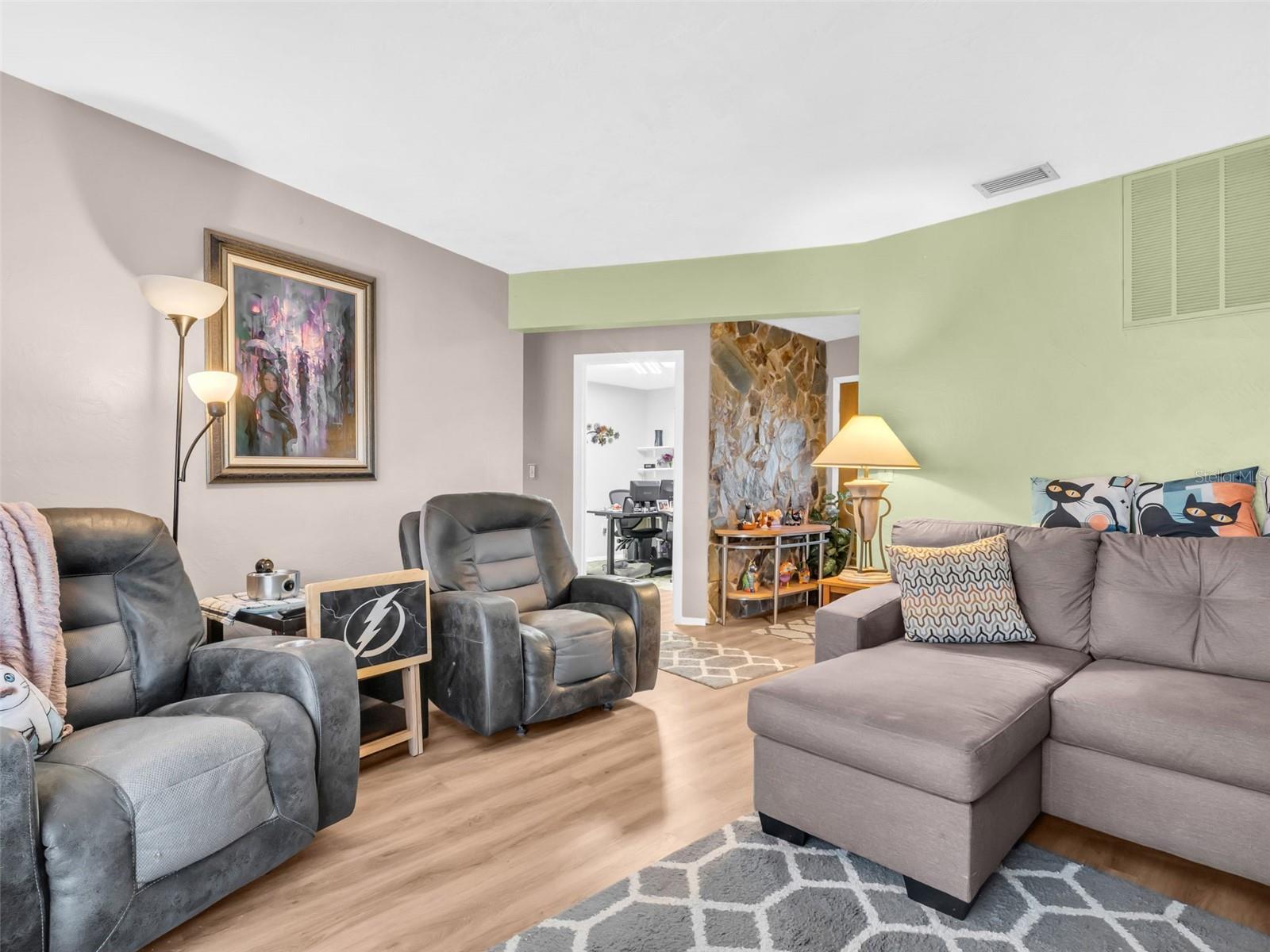 Listing photo id 7 for 3061 Alt 19  