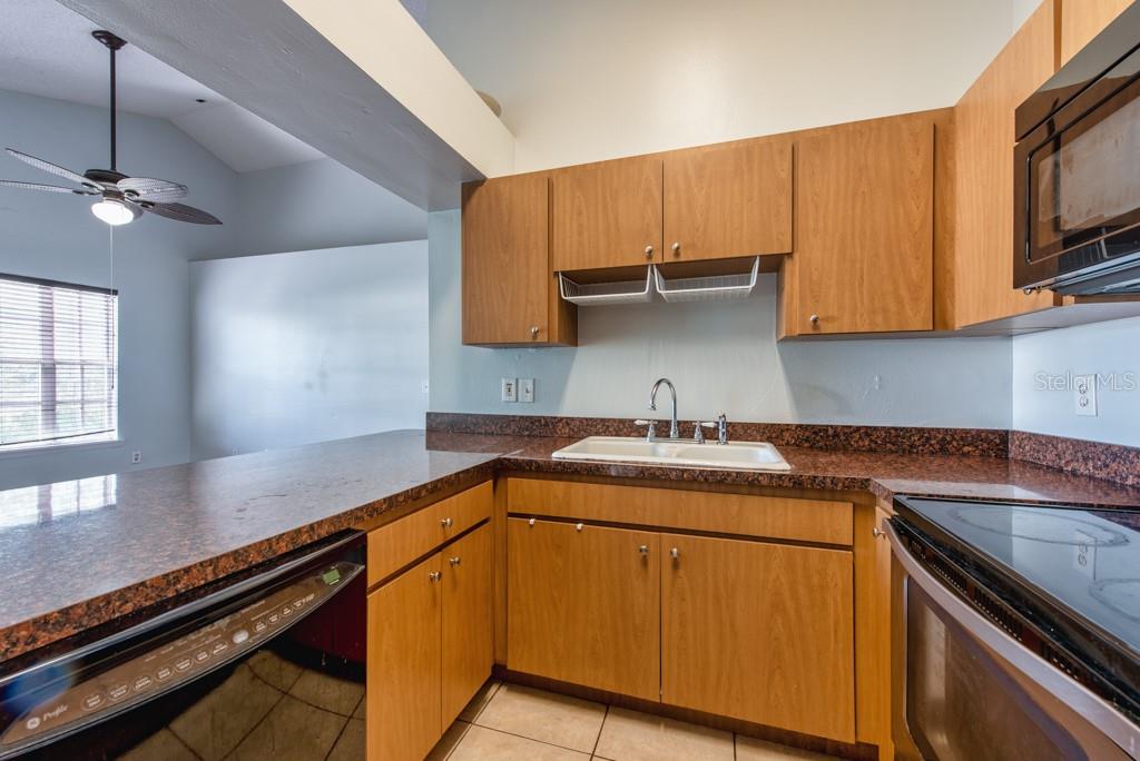 Image 11 of 33 For 3002 Cleveland Street D11