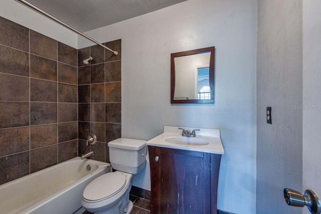 Image 17 of 33 For 3002 Cleveland Street D11