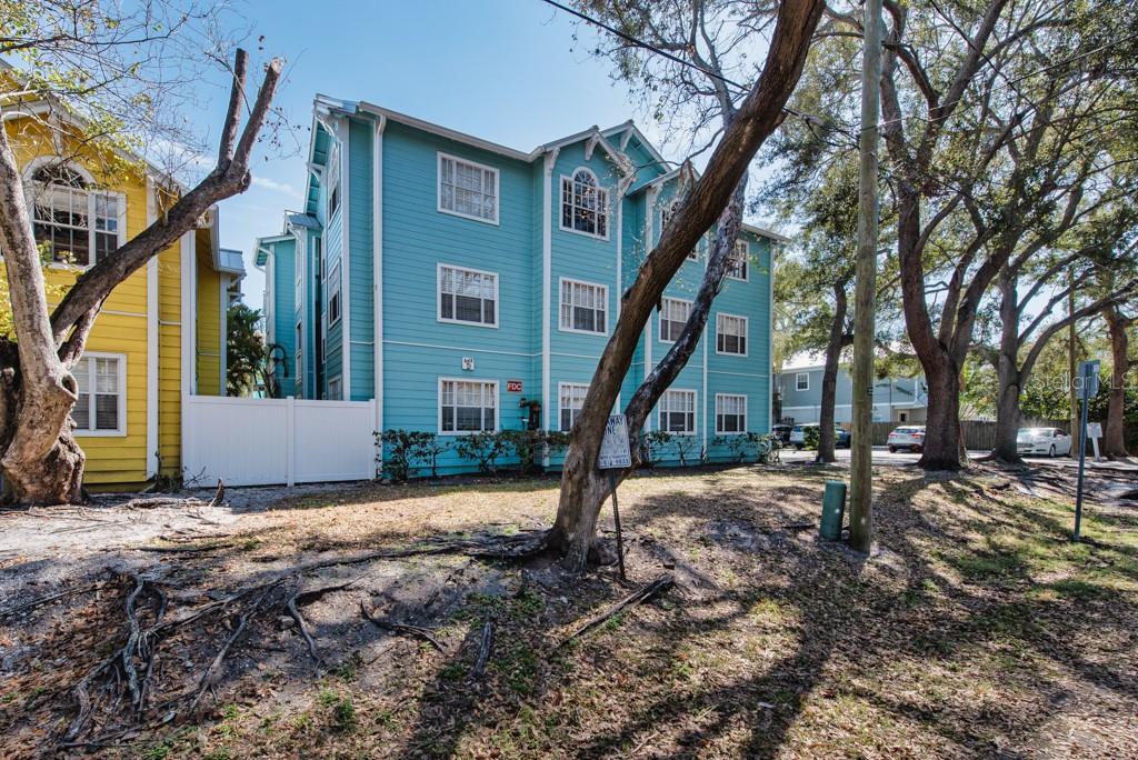 Image 21 of 33 For 3002 Cleveland Street D11