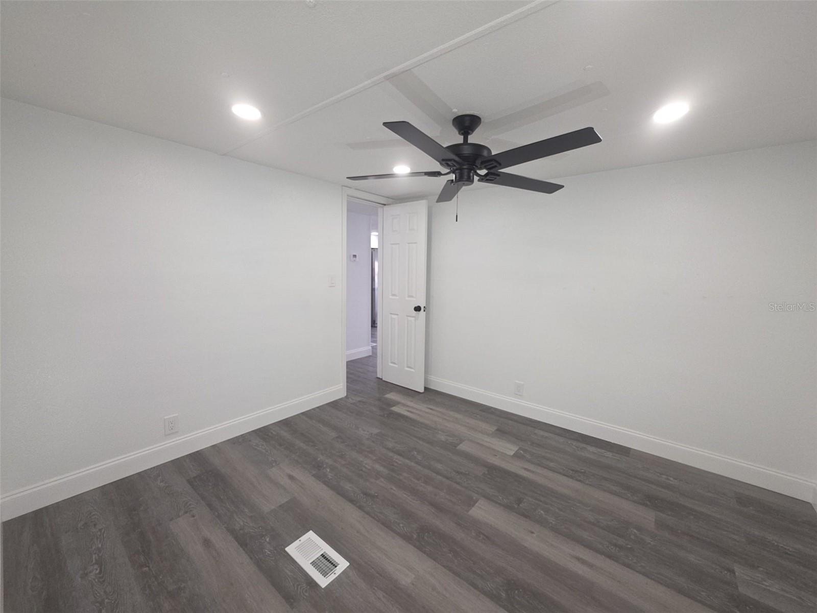 Image 23 of 34 For 16800 100th Court