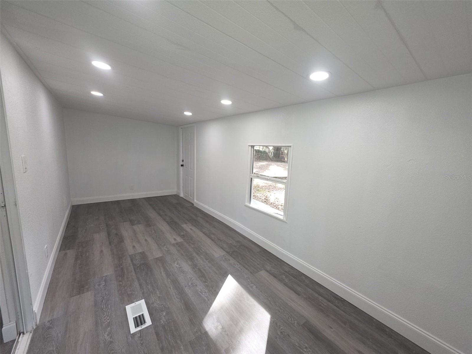 Image 28 of 34 For 16800 100th Court