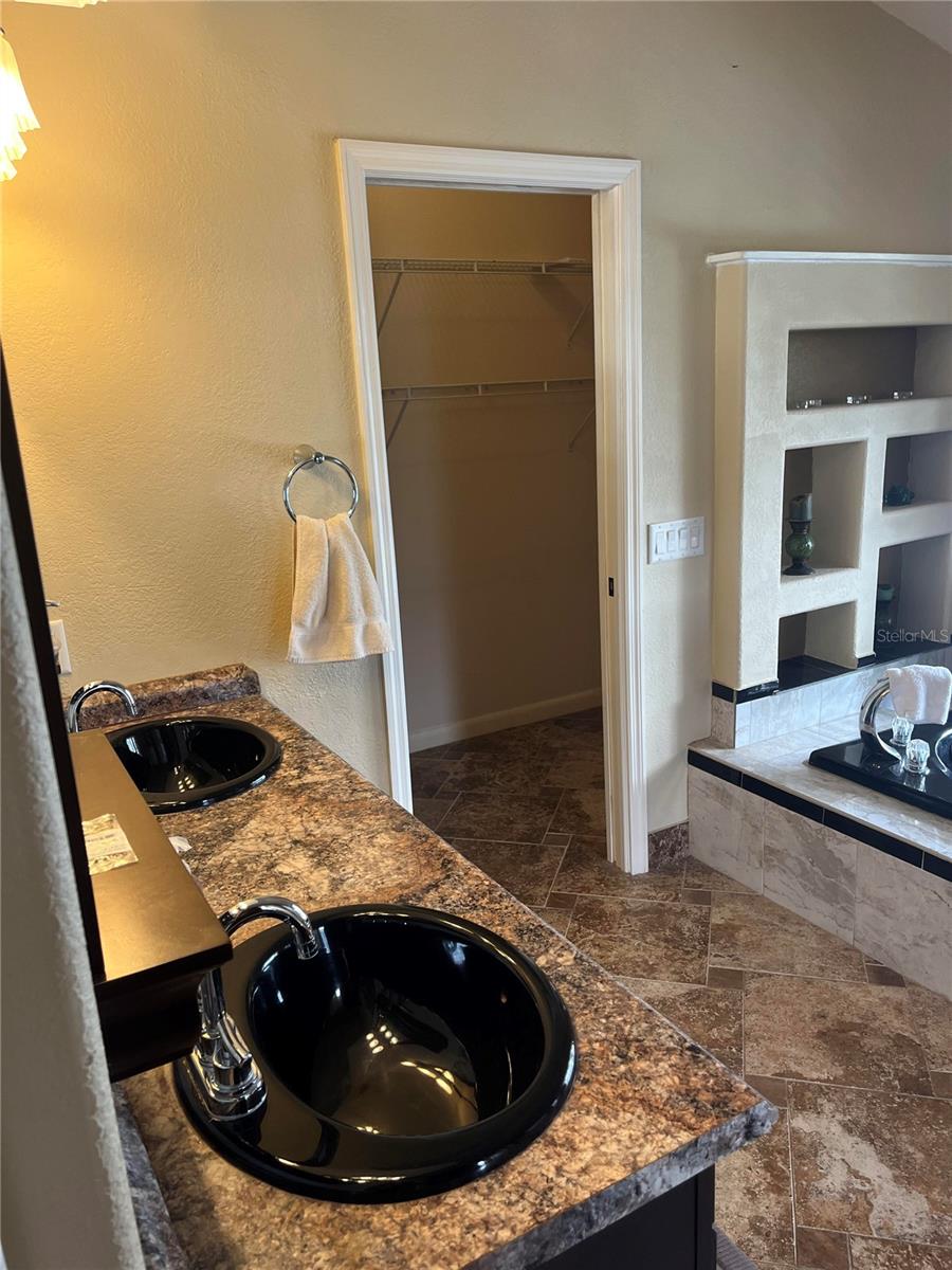 Image 14 of 17 For 2813 Amberly Court