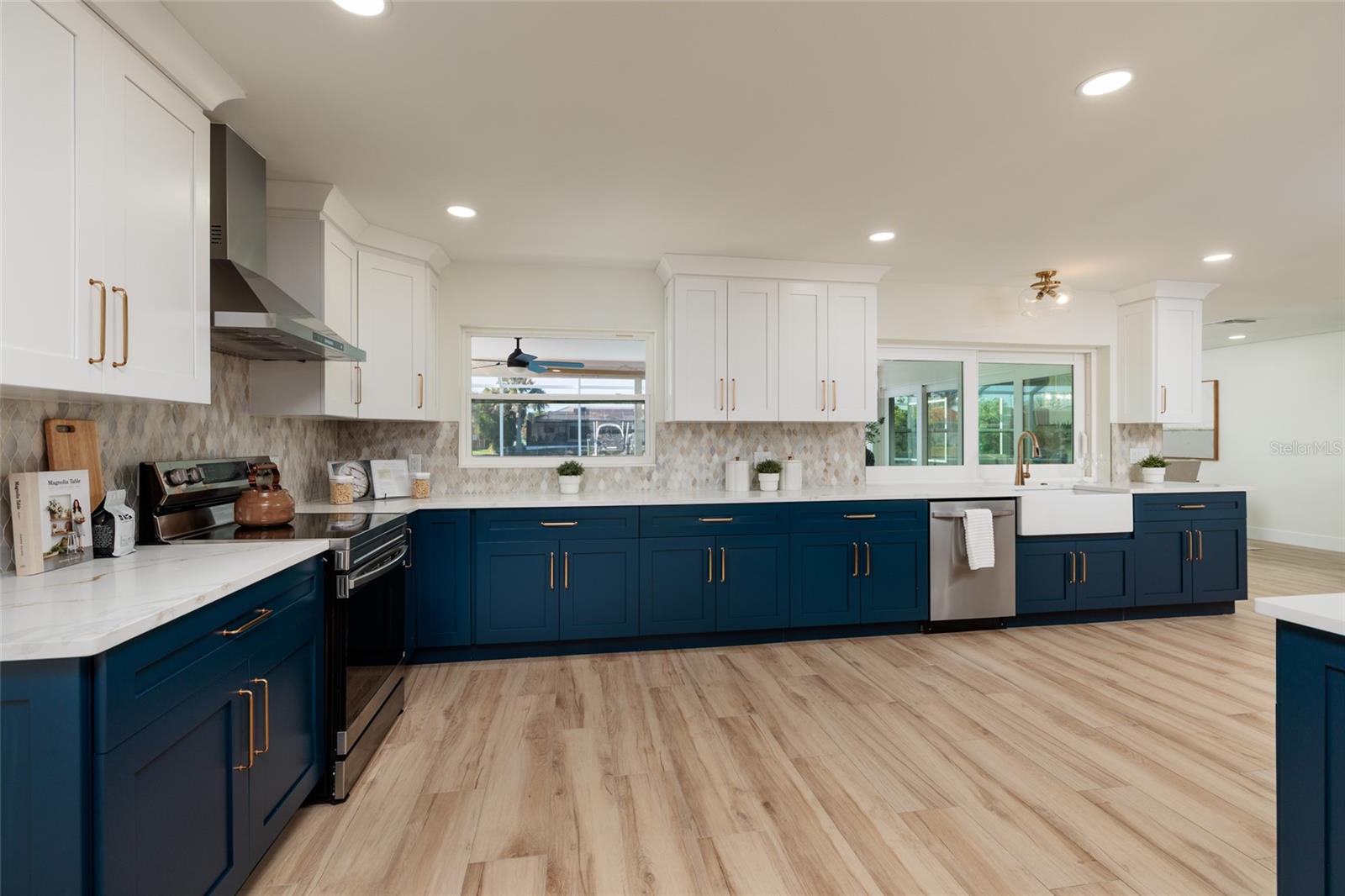 Listing photo id 10 for 1985 Michigan Avenue Ne