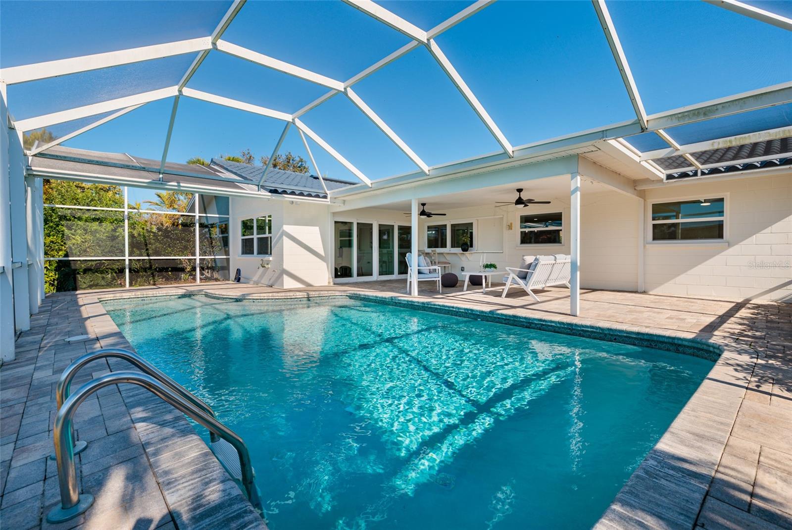 Listing photo id 0 for 1985 Michigan Avenue Ne