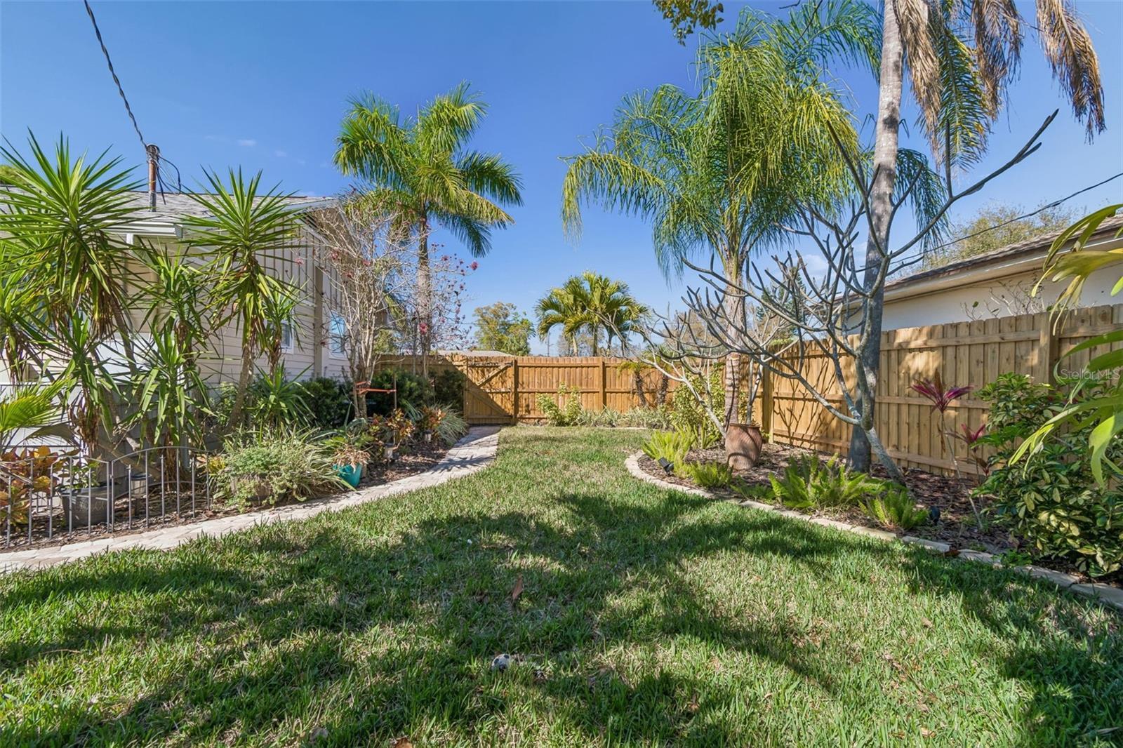 Listing photo id 22 for 1567 Bonair Street