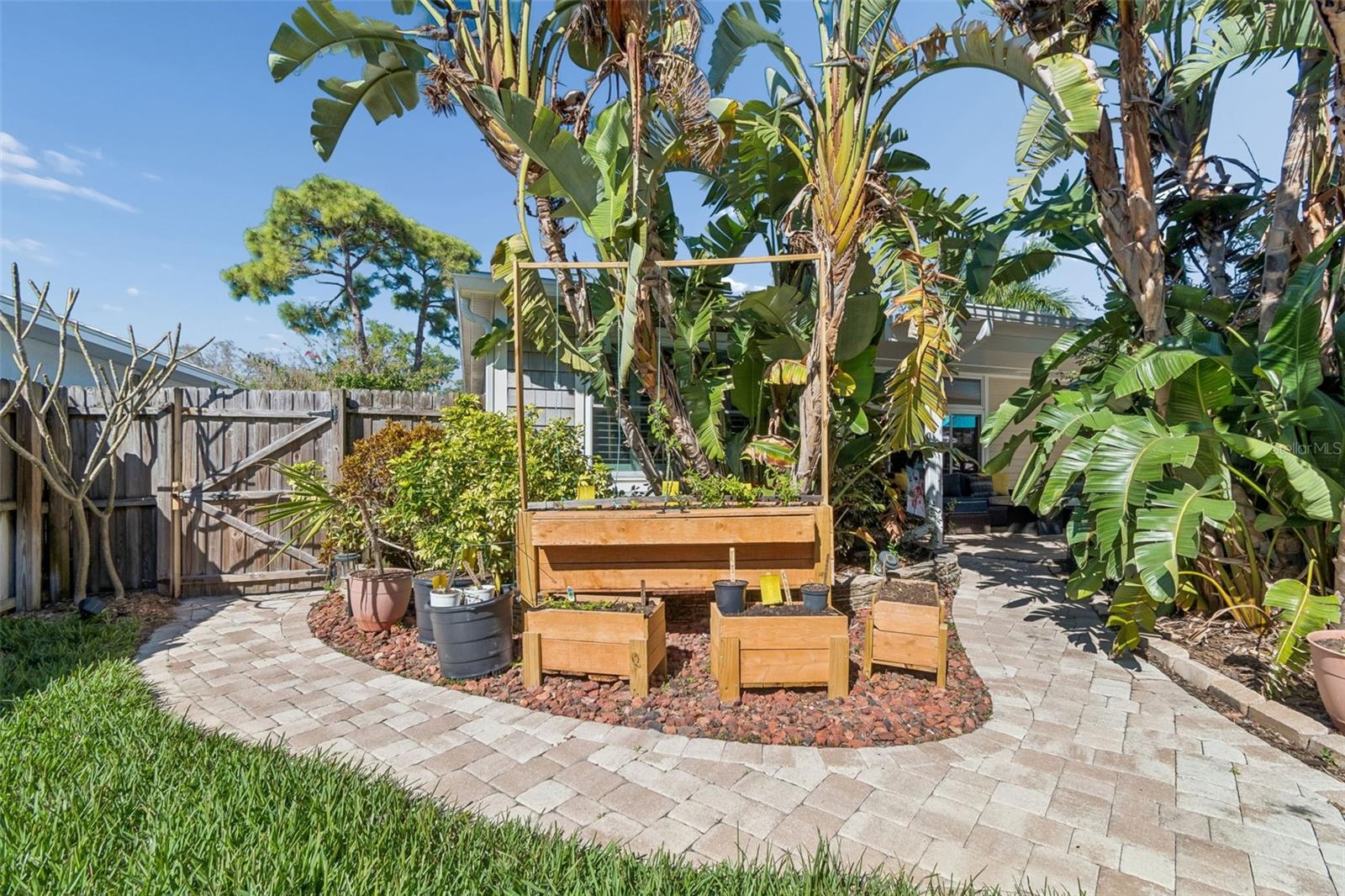 Listing photo id 23 for 1567 Bonair Street