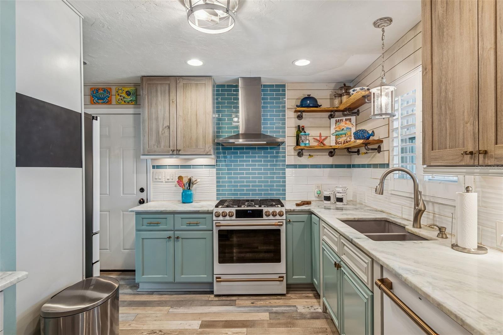 Listing photo id 2 for 1567 Bonair Street