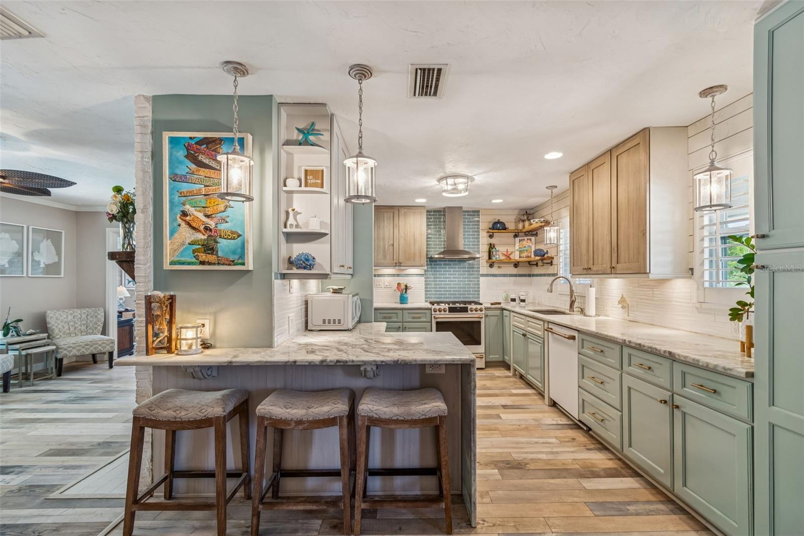 Listing photo id 3 for 1567 Bonair Street