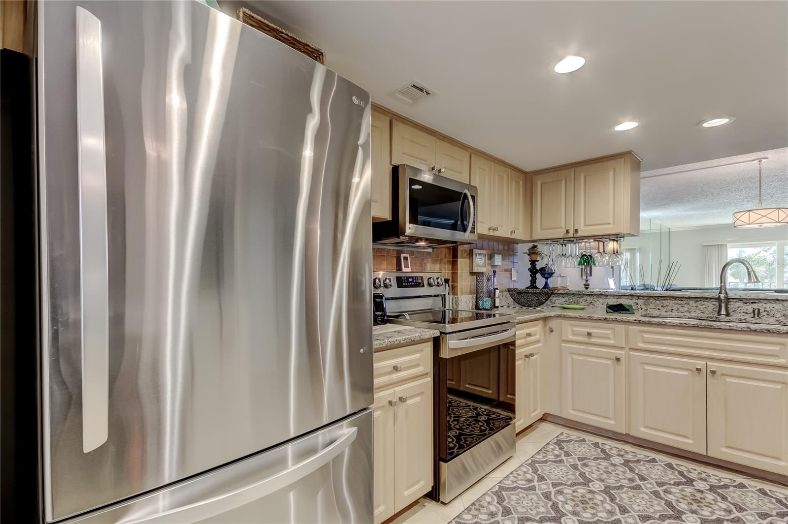 Image 11 of 44 For 650 Island Way 206