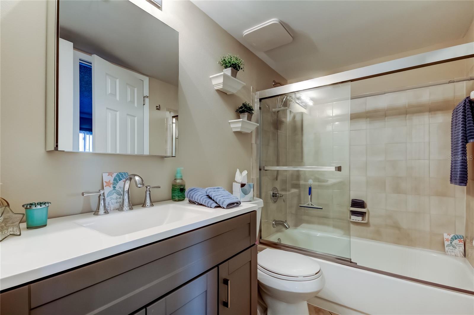 Image 18 of 44 For 650 Island Way 206