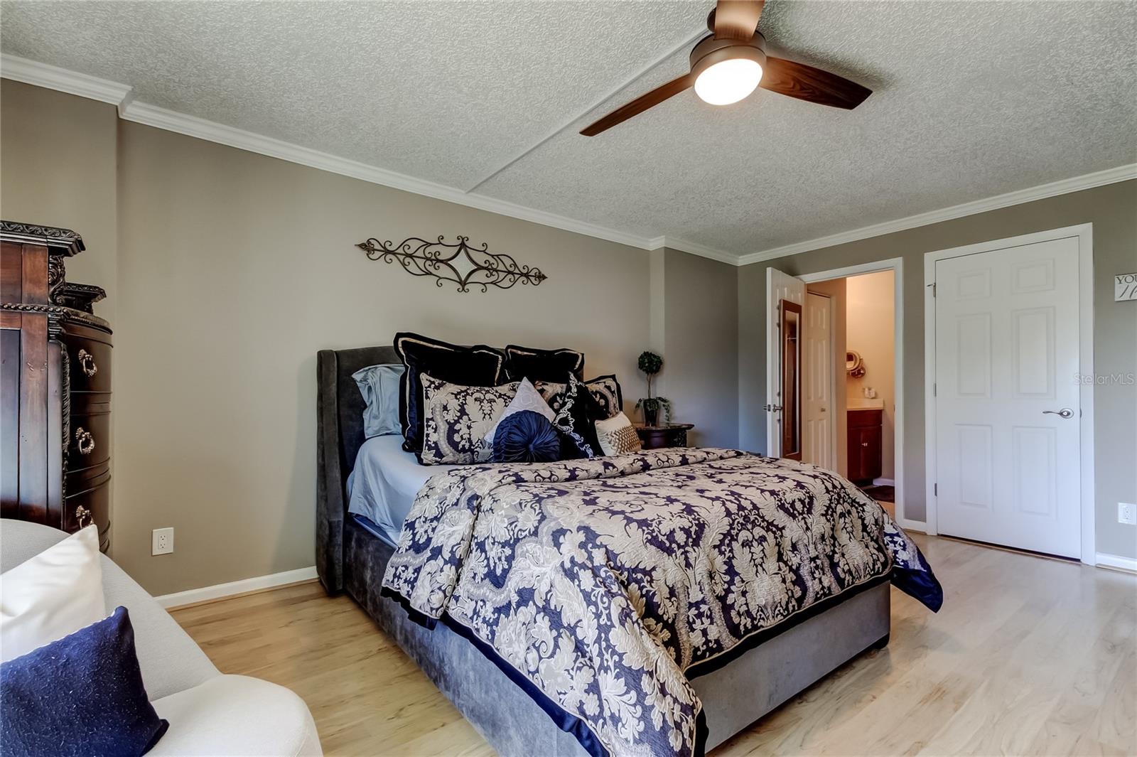 Image 27 of 44 For 650 Island Way 206