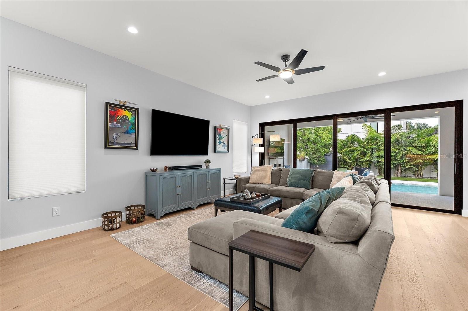 Listing photo id 8 for 2707 Ridgewood Avenue