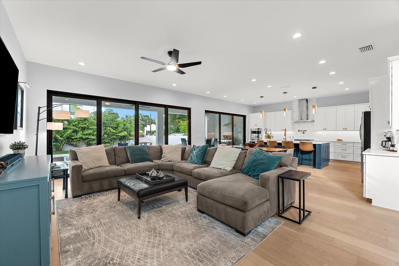 Listing photo id 9 for 2707 Ridgewood Avenue