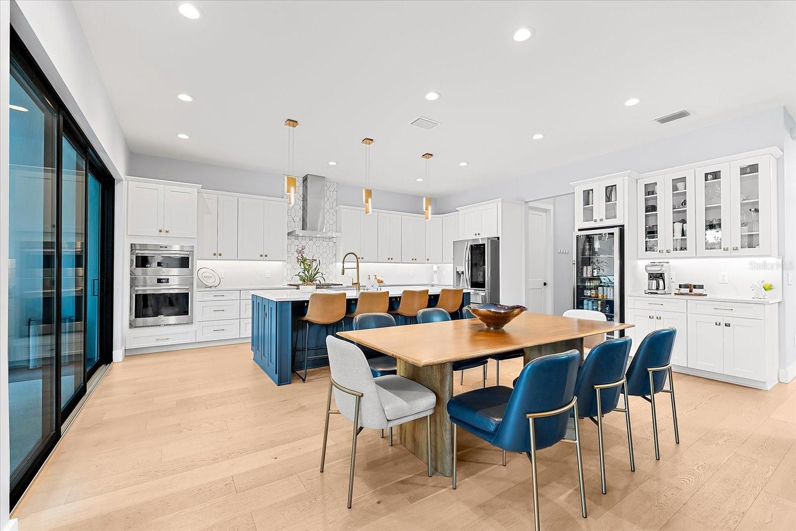 Listing photo id 10 for 2707 Ridgewood Avenue