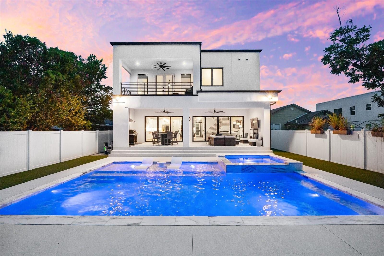 Listing photo id 0 for 2707 Ridgewood Avenue