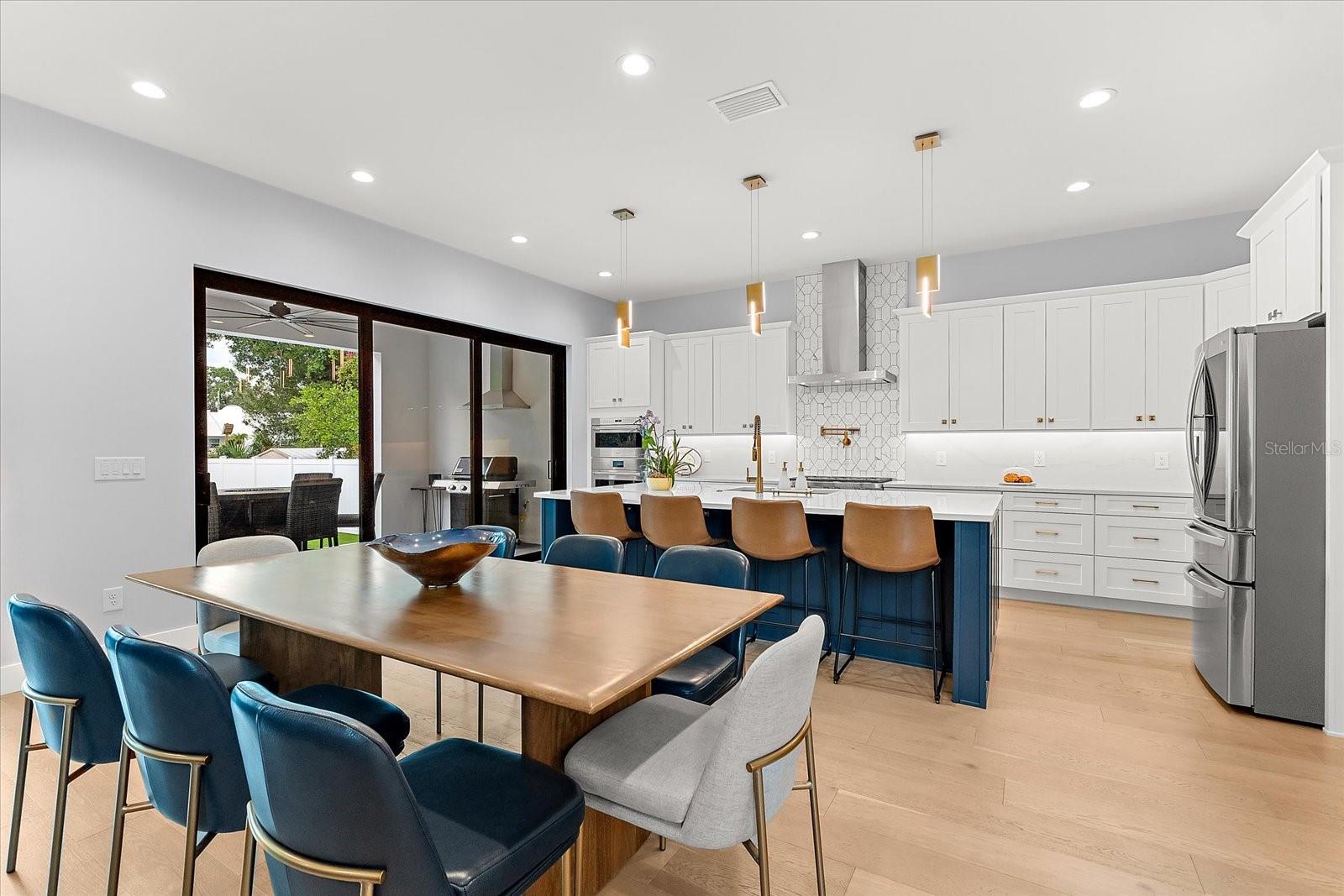 Listing photo id 19 for 2707 Ridgewood Avenue