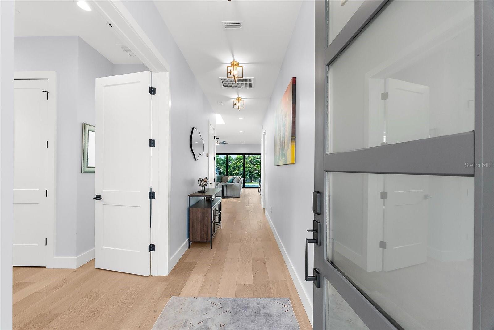 Listing photo id 2 for 2707 Ridgewood Avenue