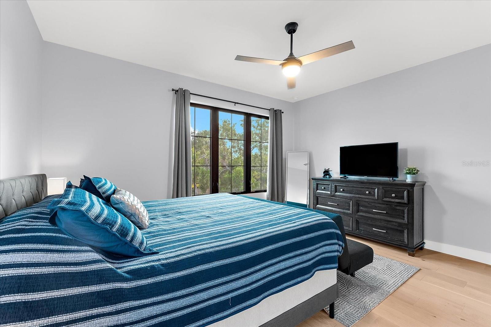 Listing photo id 47 for 2707 Ridgewood Avenue