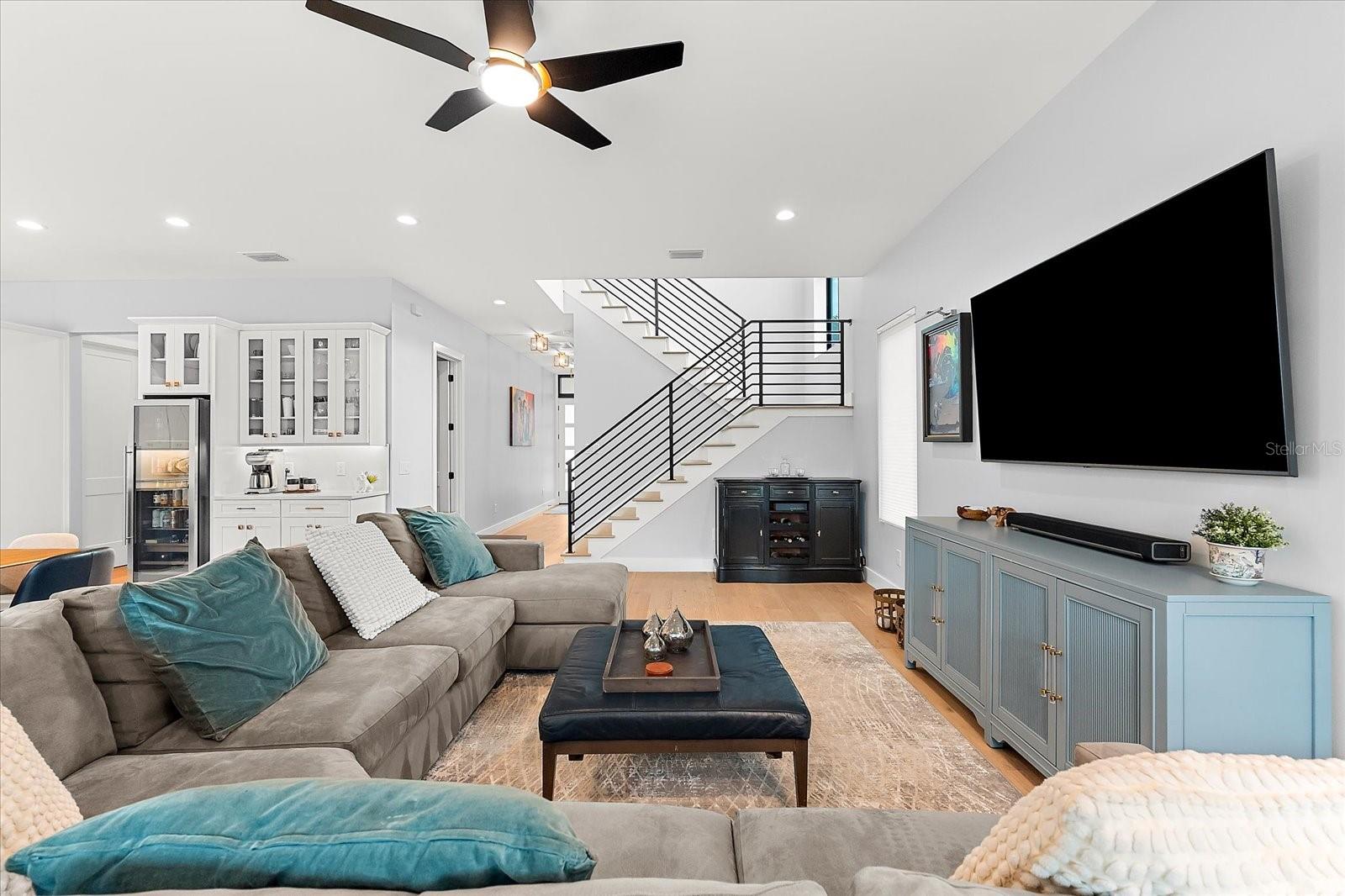 Listing photo id 3 for 2707 Ridgewood Avenue